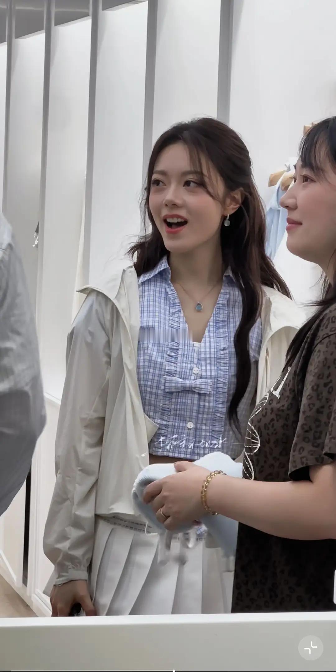 好嫩的皮肤！赵今麦出席活动，怼脸拍生图很好看，脸蛋精致无瑕疵