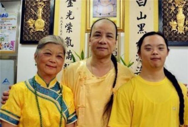 “把故宫还给我家”！2005年，广州一名留着清朝发式辫子，穿着黄色袍子，