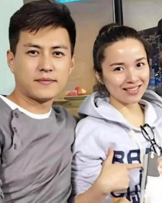 当年靳东不顾全家人的强烈反对，执意迎娶再婚的李佳，他父亲在济宁老家气得险些拍碎饭