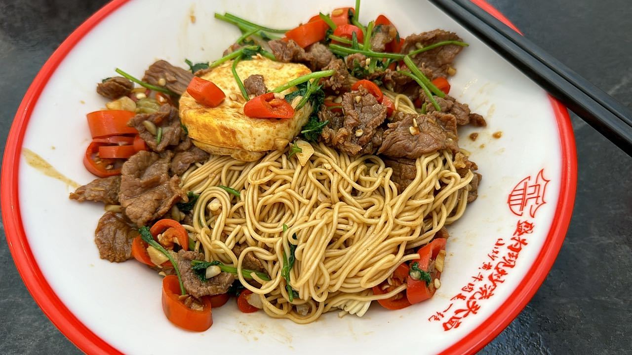 中午不知道吃啥的时候，就吃现炒浇头拌面，好吃😋😋😋，你呢，你不知道吃啥的时
