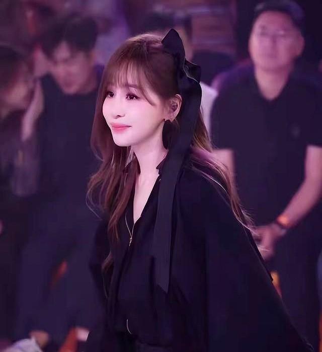 最近王心凌又火了一把，中年男粉们简直跟打了鸡血似的，演唱会现场全是西装革履的霸总