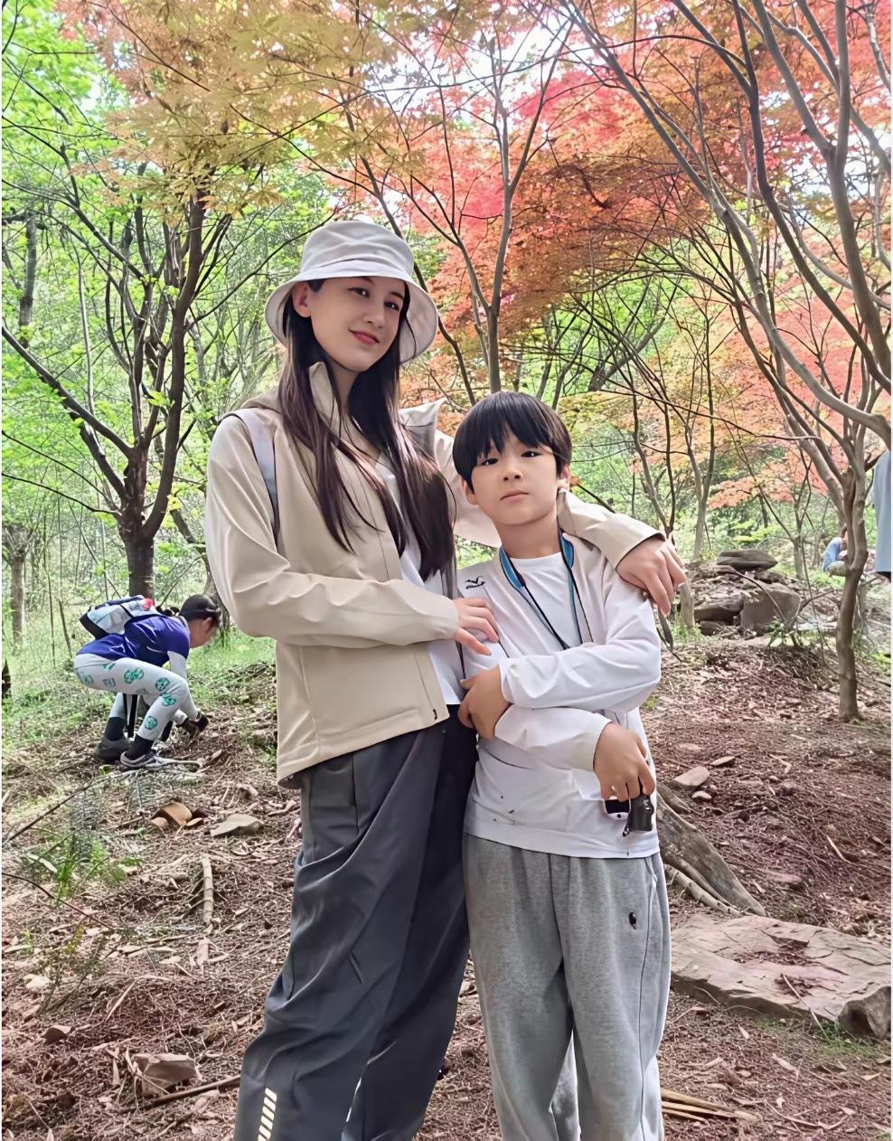 黄圣依与小儿子近照，她带着安麟出镜，母子俩户外活动的画面。黄圣依把小儿子带回