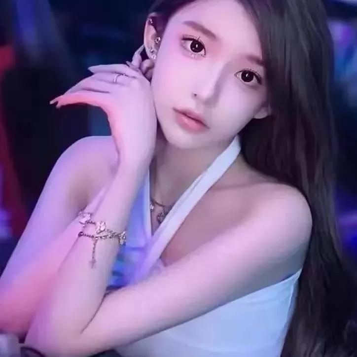 梦幻少女，夜晚的迷人光彩✨夜景气质少女梦幻少女感紫色梦幻少女白的发光少女