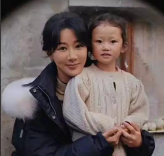 33岁杨紫《生命树》饰母亲以共情力破阅历偏见获官媒点赞“面对这个孩子，我真