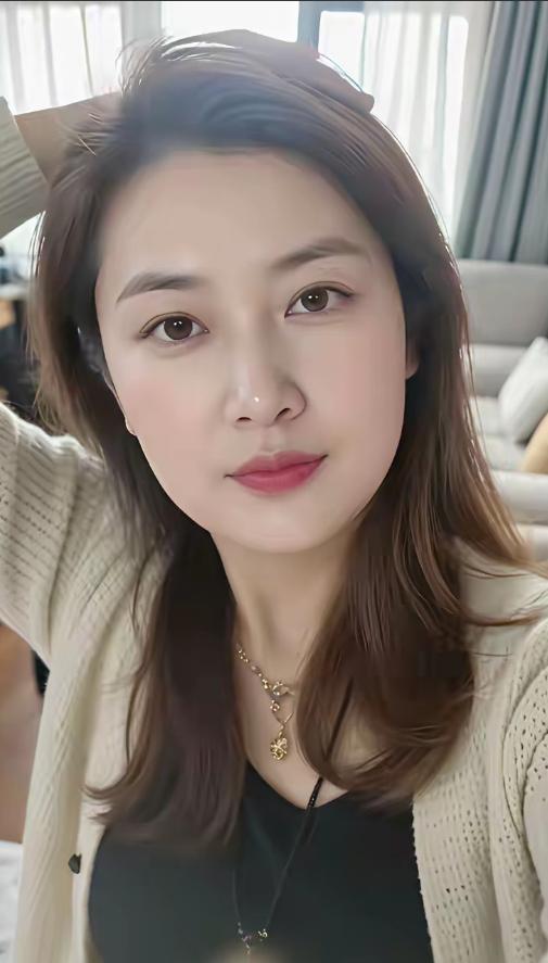 男人，醒醒吧！能找一个陪你睡觉的女人，太容易了。这话说得实在。找个伴睡觉，不