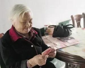 人老了，怎么越来越爱财如命了！老母亲今年85岁了，一辈子生活在农村，老了却有两