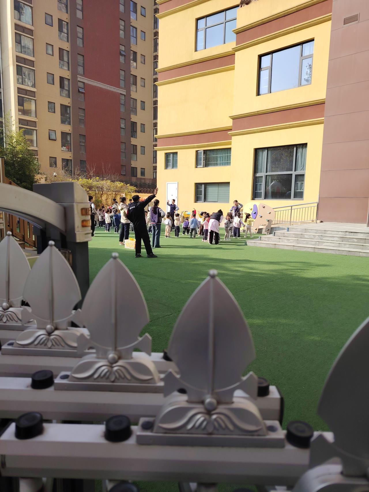 学校里面，主课最累，副课轻省，各个处室，逍遥无比。混的老师，拈轻怕重。好的老师