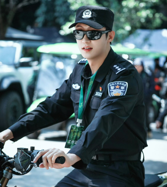 黄景瑜新剧开机女主不是金晨没想到这部剧最终让徐若晗给捡漏了徐若晗是圈内出了名