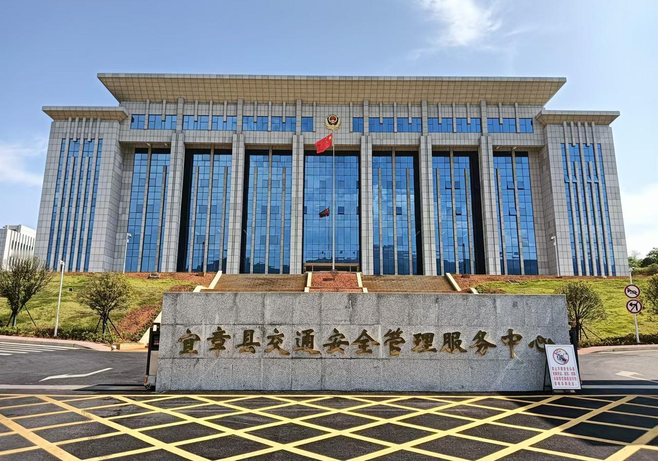 这是湖南小县城一个普通单位的办公大楼，大家给这建筑打几分？第一次去宜章县交通