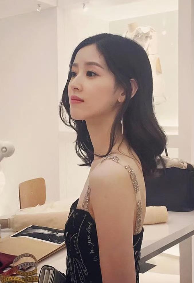 早上七点。你在挤地铁。她在开董事会。七点整。咖啡机还没响。章泽天已经读