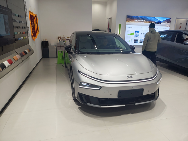 26款p7+初体验车是昨晚刚到的，展车是今天刚换的，今晚正好在附近吃饭，果断过