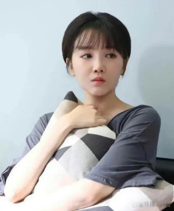 陈小纭素颜出门被偶遇，要不出门还是画个淡妆吧