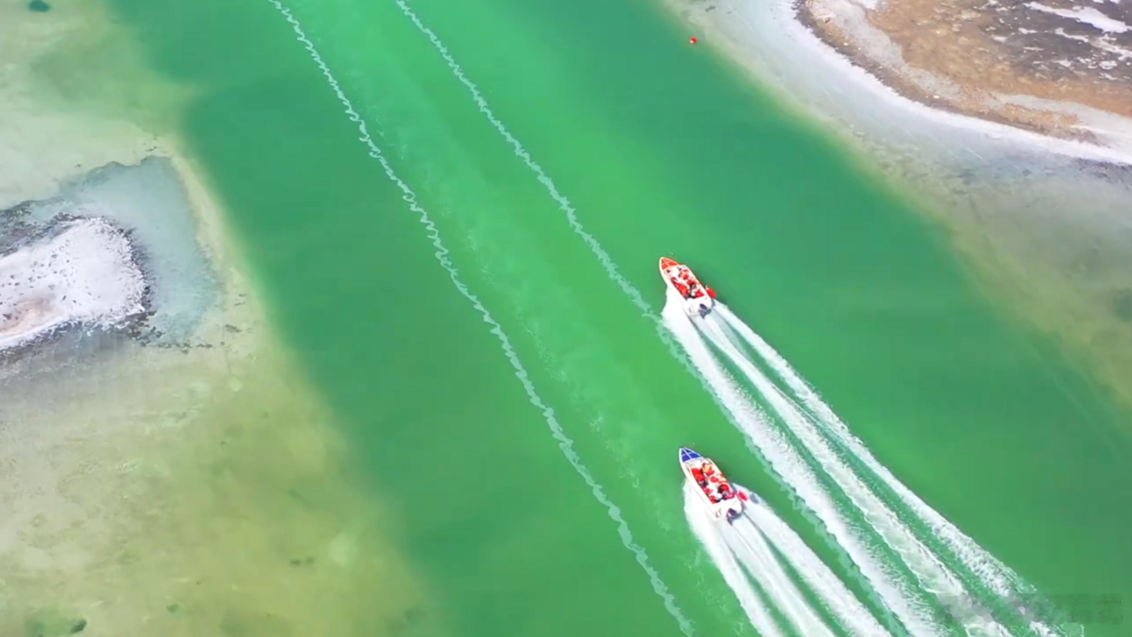 上班暂停去茶卡盐湖摸鱼💧茶卡盐湖的湖水清透如镜，倒映着蓝天白云，游鱼万花镜静静