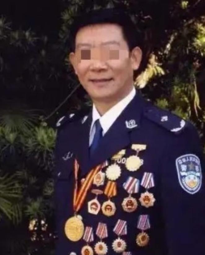 1992年，一名卧底警察受邀参加颁奖典礼，没想到主办方突然切换到直播，致使其身份