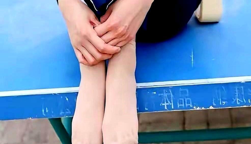 黑袜子一穿，腿直接被砍两截。肉色袜子一蹬，腿长凭空多出十公分。不是袜子多神奇