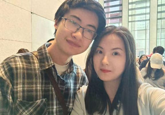 结婚后被分手，引争议的庞众望，依靠女友挣得回体面