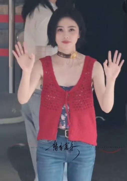 白鹿新剧的造型挺一般的，感觉这个搭配有点太朴素了[捂脸哭]不过我也不清楚这个角色是