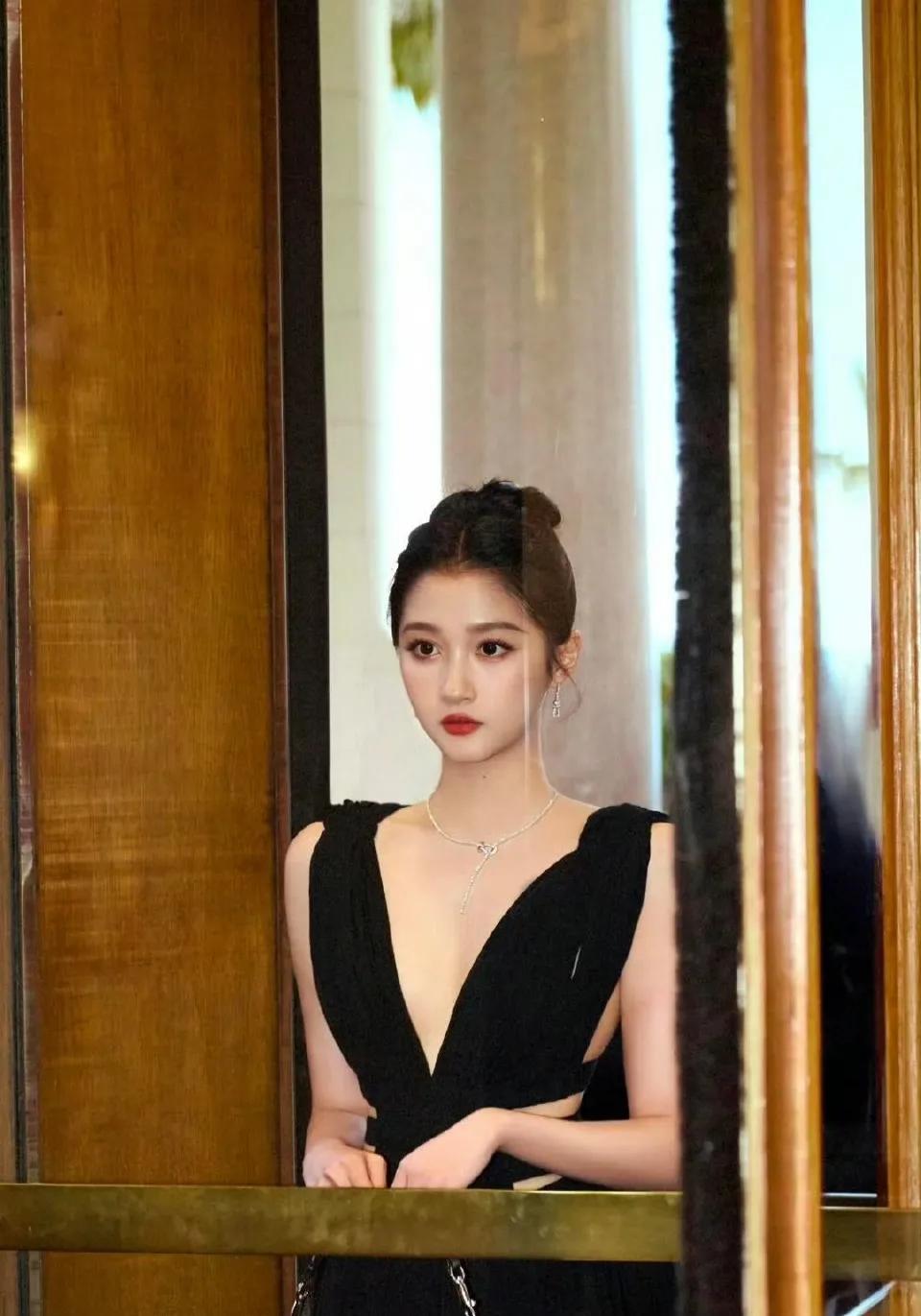 允许关晓彤洗把脸就来走红毯又如何？浓颜系美人从不需要过度修饰当“关晓彤生图颜值