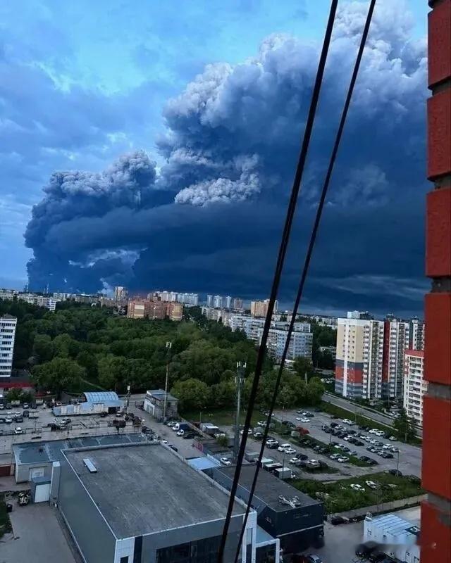 遭俄罗斯弹道武器猛烈轰炸的同时，乌克兰也在大规模空袭俄罗斯，刚刚又向俄罗斯境内以