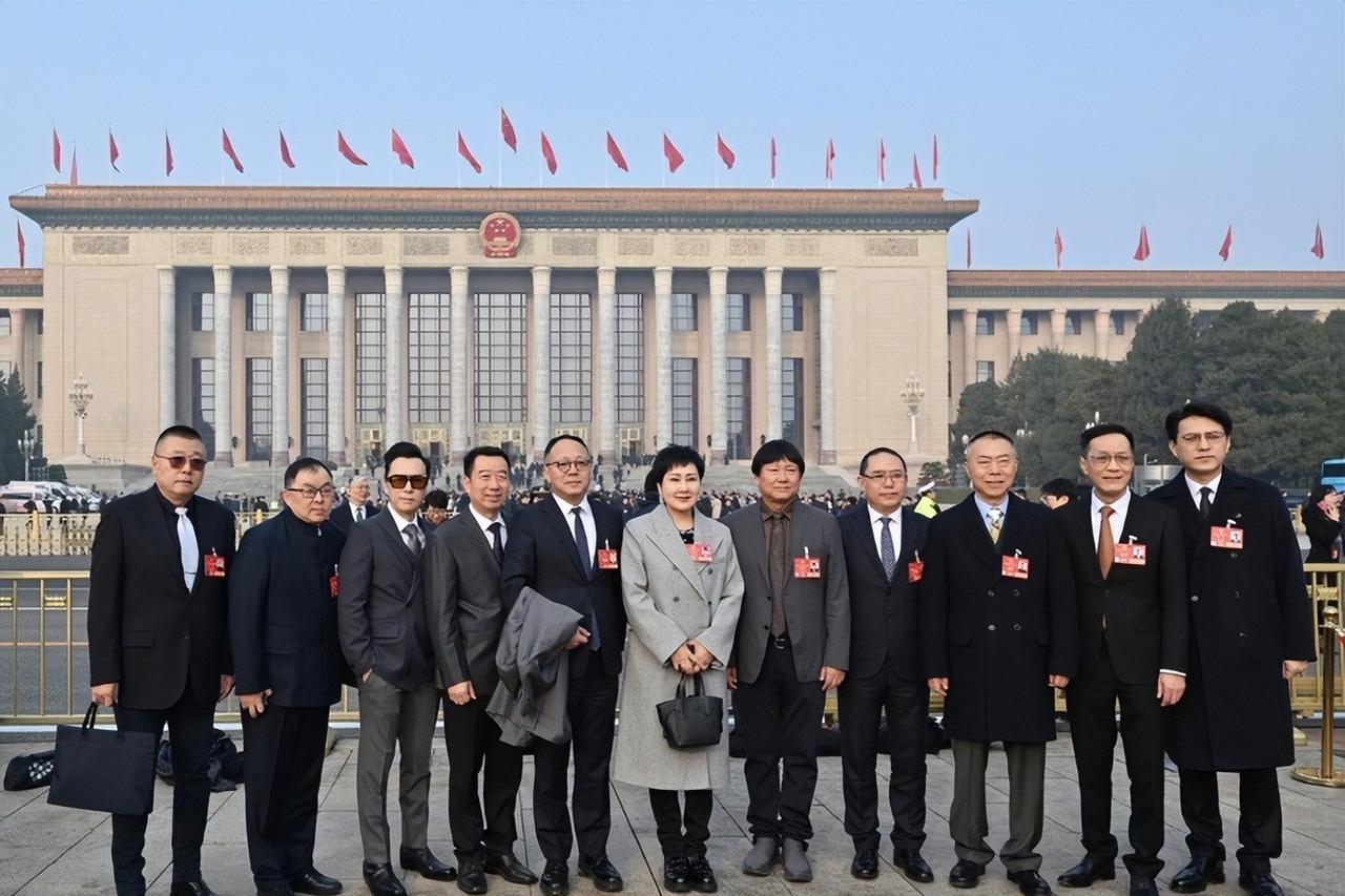 下面哪个明星的行政级别最高？1、靳东2、冯巩3、陈道明4、冯远征