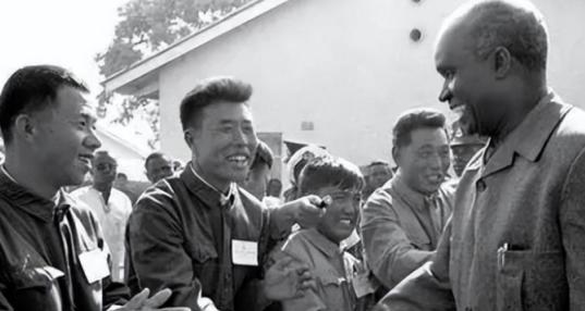 1979年赞比亚从中国购买了12架歼6，可中国交了货却见不到钱，赞比亚原本想当老