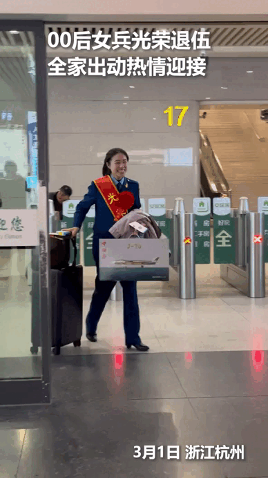 直接上人民日报的00后女兵，真的太给年轻人长脸了！这才是青春最美的模样。