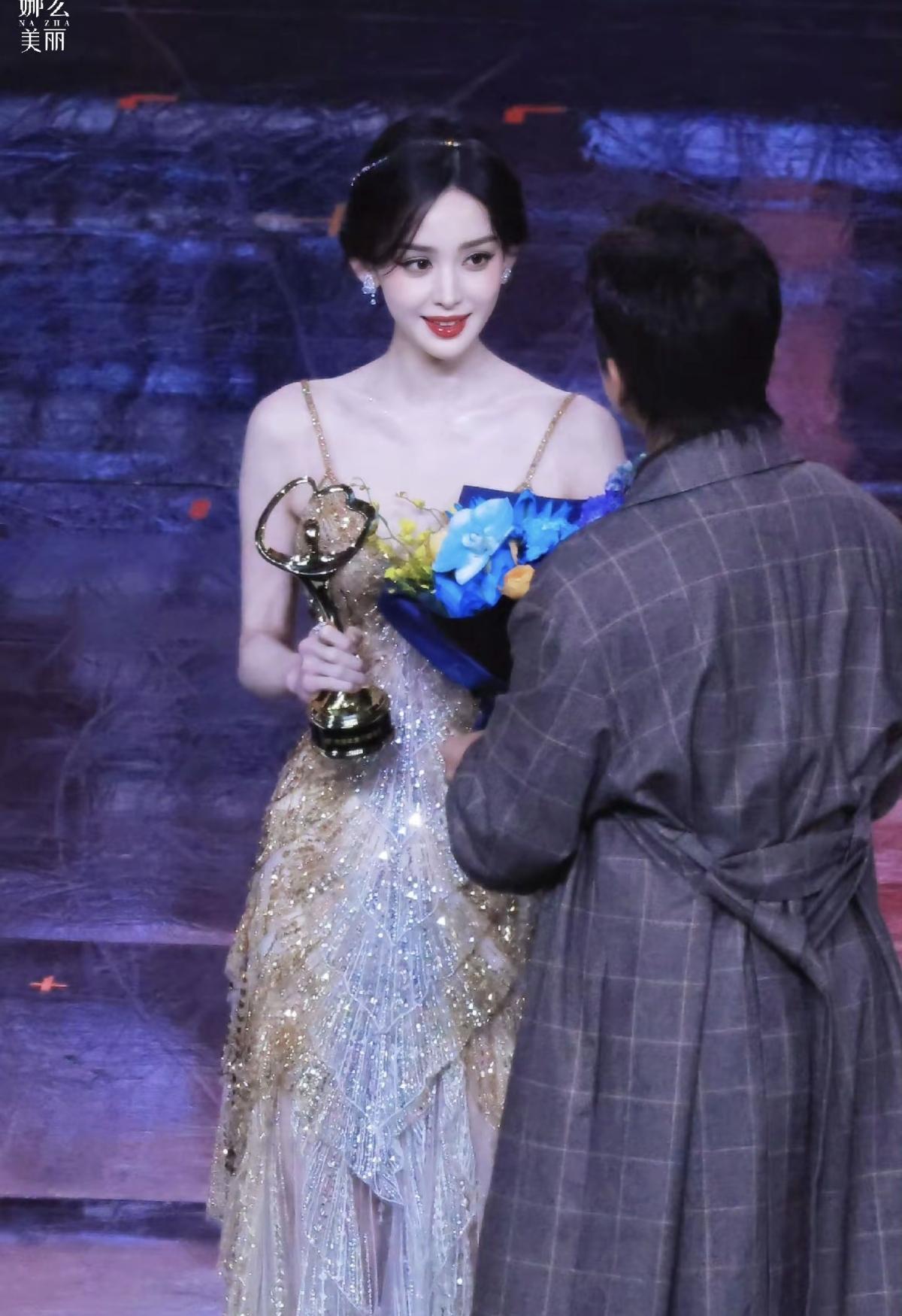 金色是加冕的勋章，笑容是治愈的力量。古力娜扎，我们永远为你心动[赞]古力娜扎的美