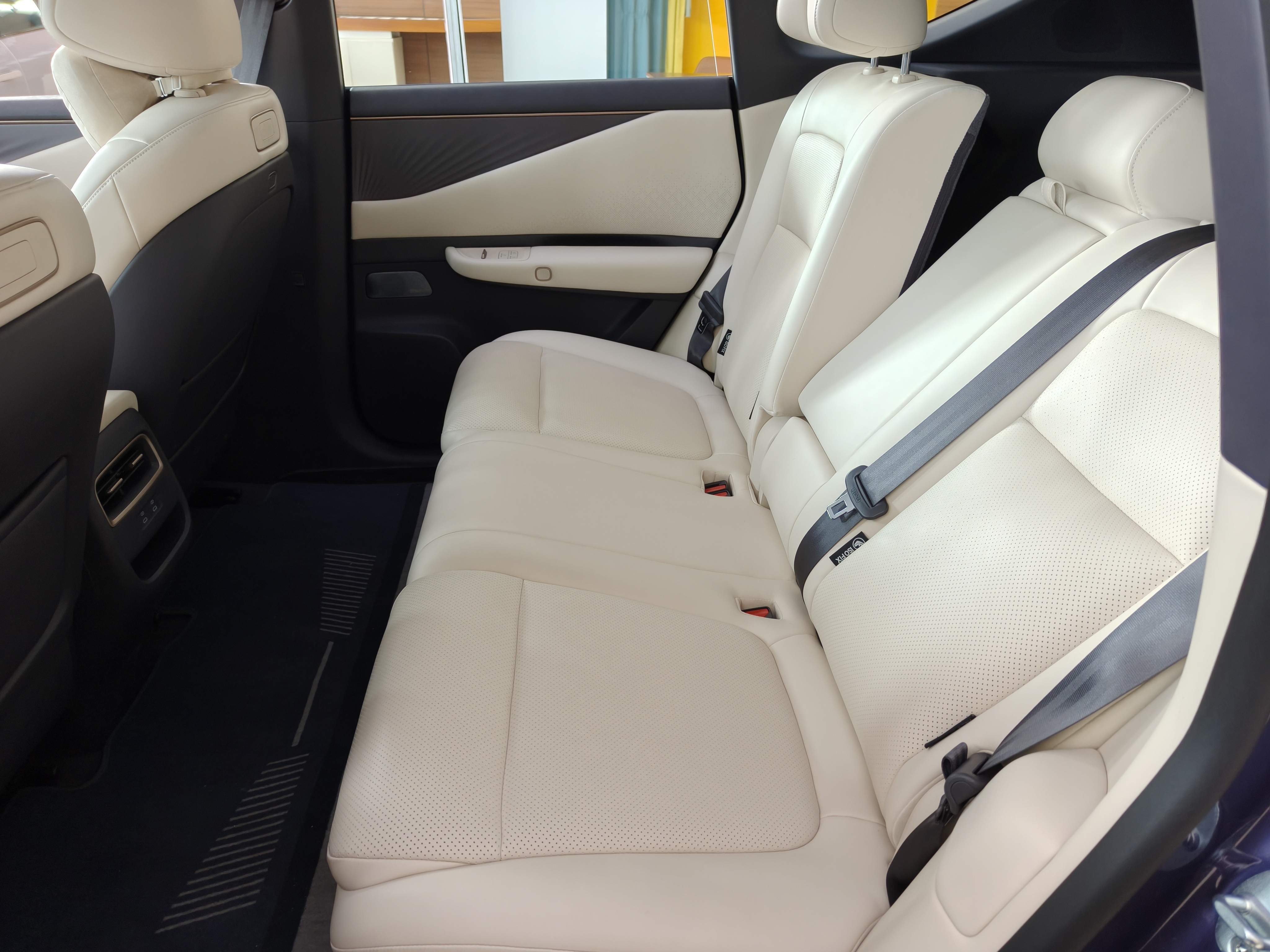 那天路过看了下日产NX8，试驾车虽然上牌了但还没录入信息，外加是纯电的所以我没啥