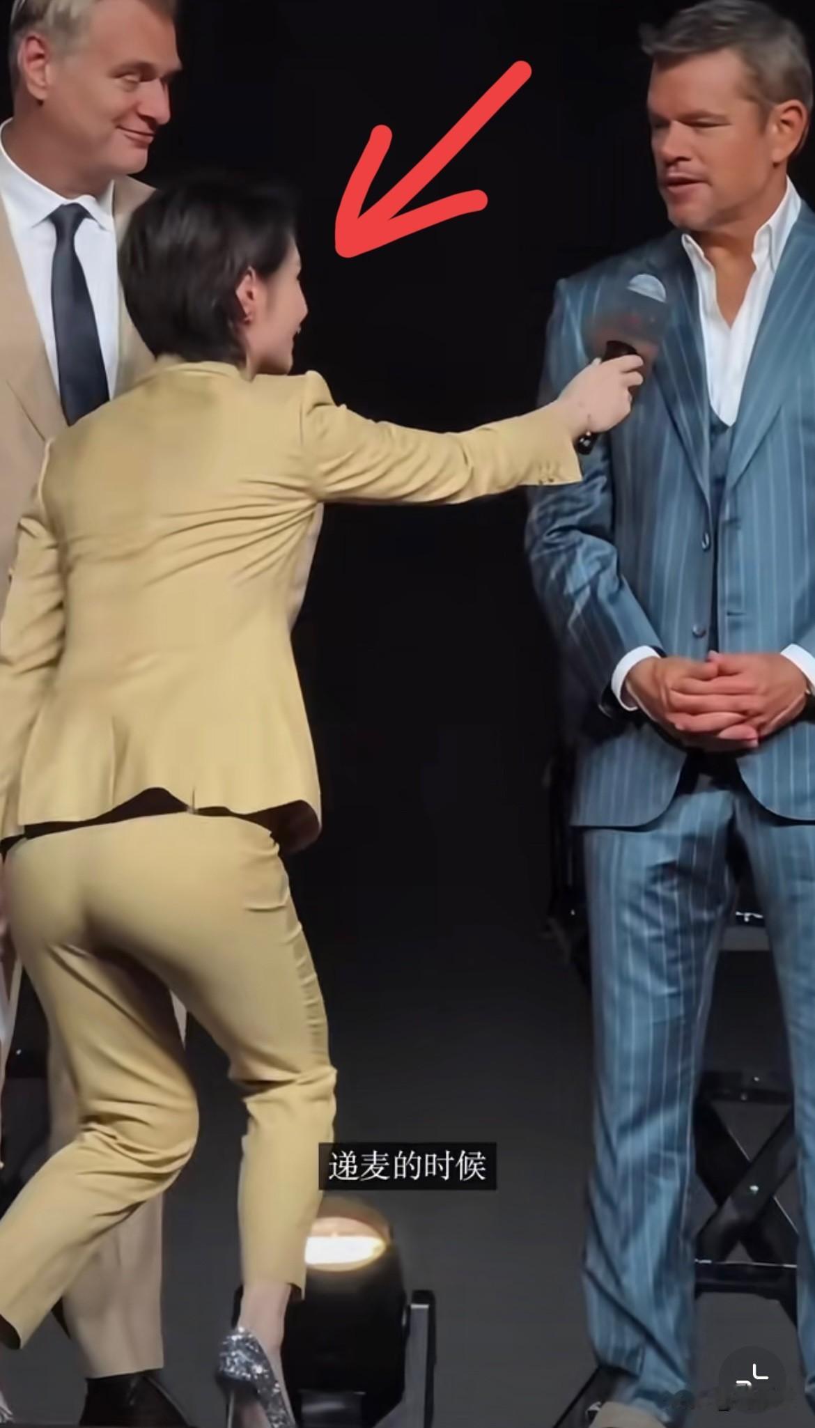 太冤了！姿态专业却被曲解为卑躬屈膝，美女主持无辜躺枪，竟上升到国格人格？世上