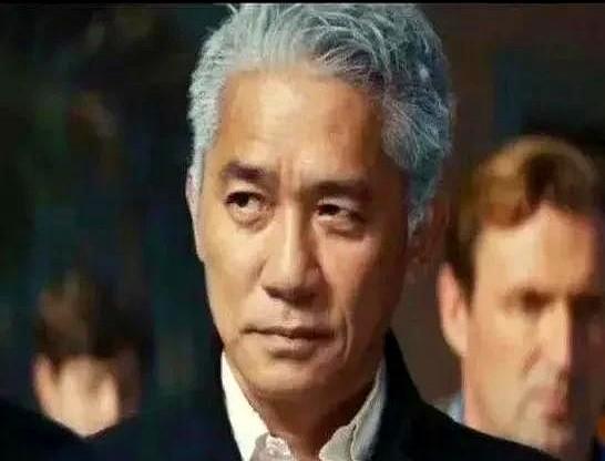 梁朝伟最近被架在火上烤，网友直接炸锅了！郑伊健都取消日本演唱会表态，可梁朝伟