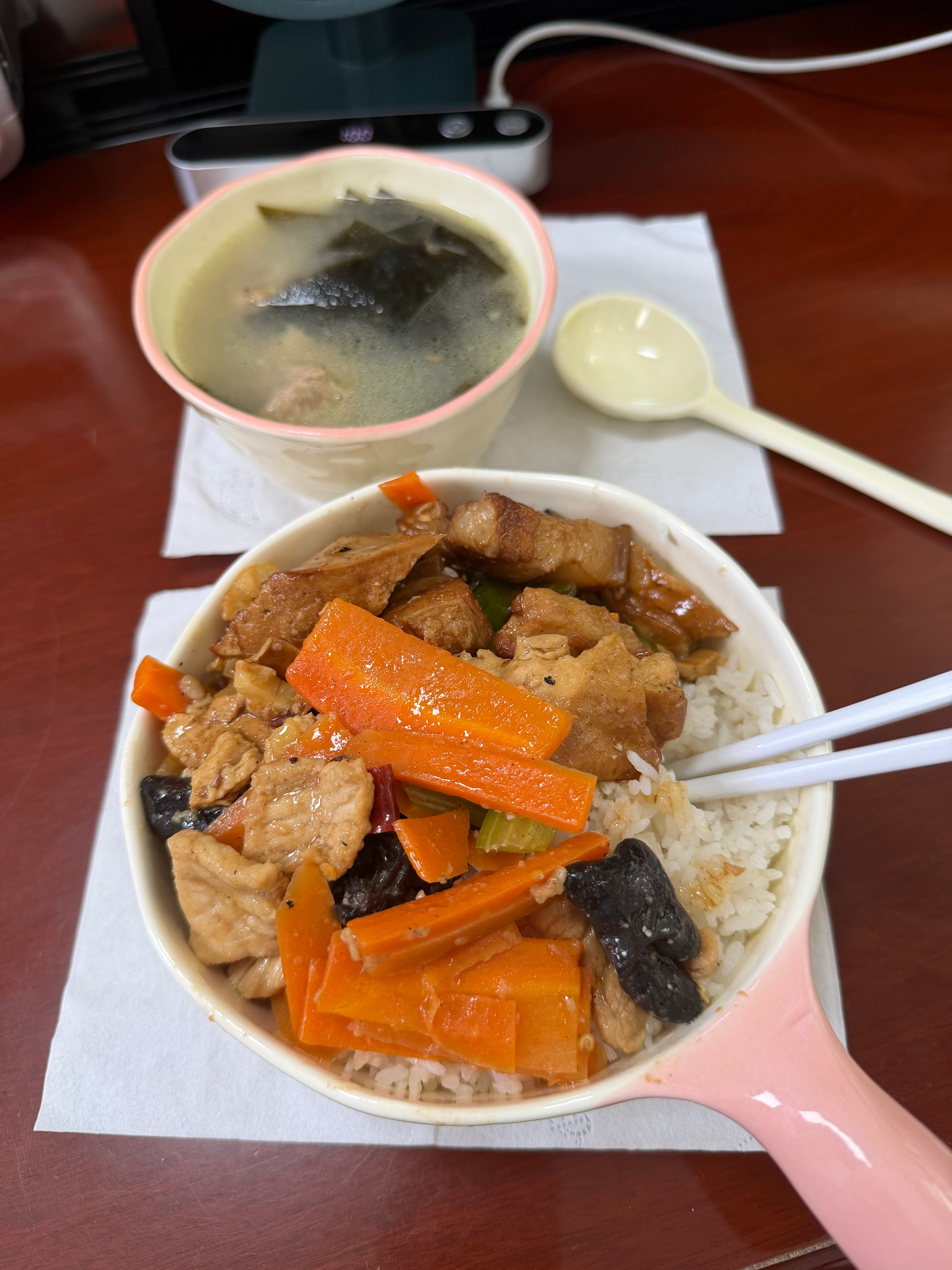 今天单位食堂吃的中饭，还不错吧，牛马人干饭了