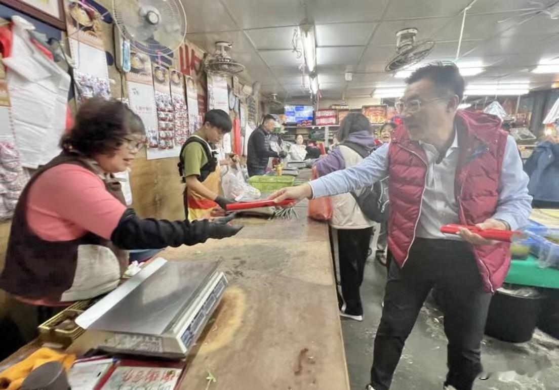 江启臣黄昏市场发春联摊商喊“市长冻蒜”立院副院长江启臣今天（23日）下午率