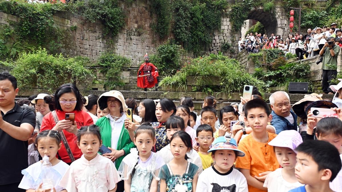 五一假期出去旅游的体验感:屎急尿胀无处去,两腿发软钱花光