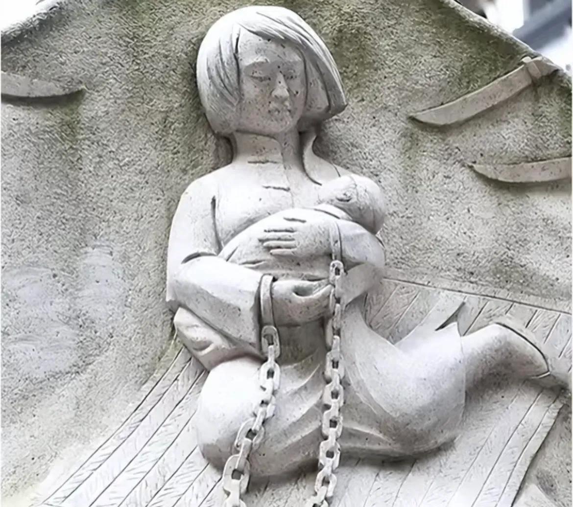 1928年，王月贞因叛徒出卖被捕。临刑前，王月贞从亲人手中接过仅4个月大的儿子，