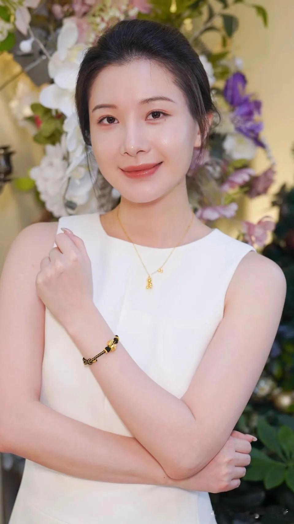 优雅白裙，宛如梦幻中的仙子霓裳。就像佟丽娅一袭白裙置身玫瑰花海，那抿嘴微笑，优雅