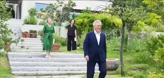 文在寅退休后住的养老别墅，看到要说声羡慕，符合他的身份。这个别墅是文在寅自己出钱