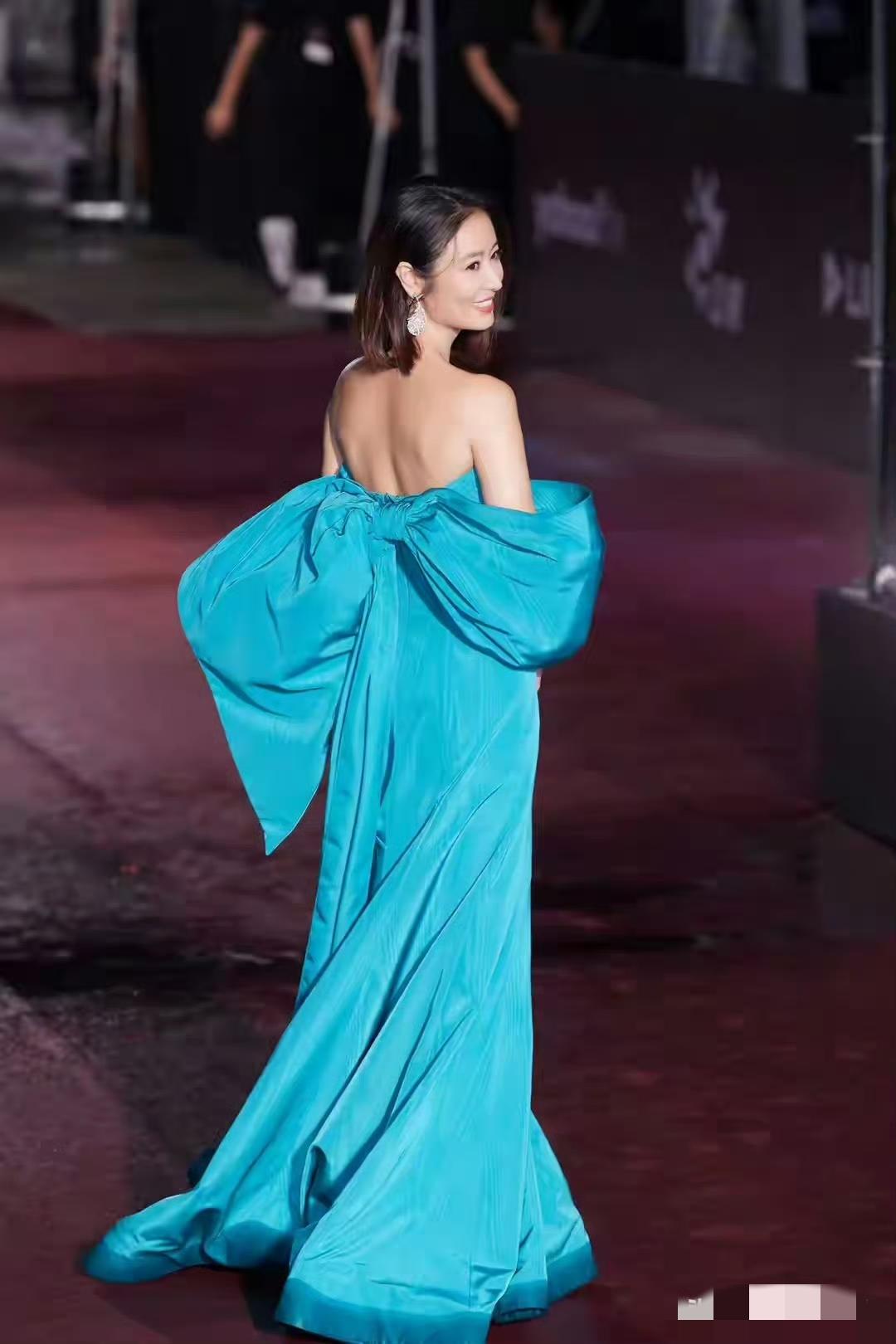 一袭电光蓝礼服如星河倾泻，林心如优雅现身红毯，瞬间成为全场焦点。她面带明媚笑容，