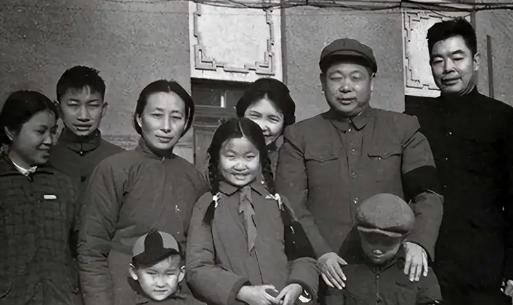 1982年，陈锡联上将的二儿子不幸牺牲，部队担心他会过于激动，所以派人来到了陈锡