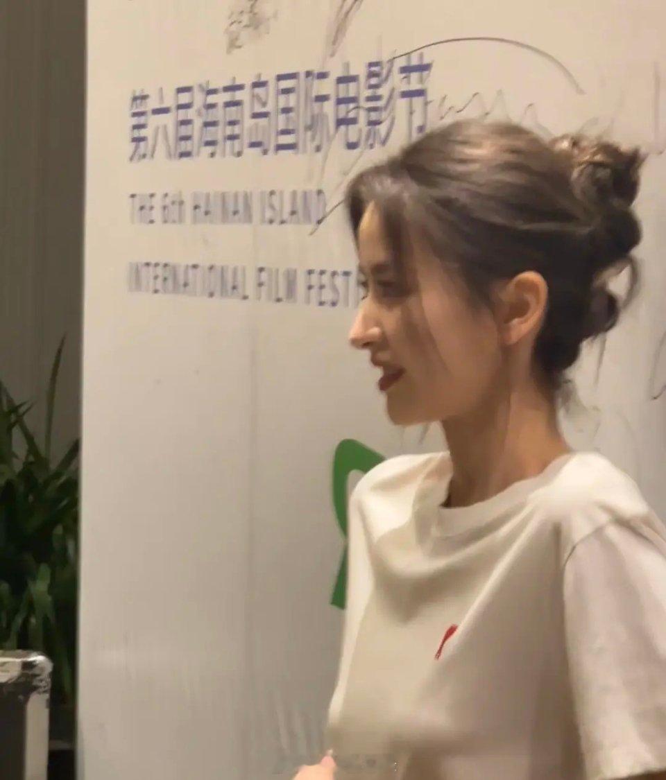 金子涵退圈时状态绝了，去年最后一次公开亮相，颜值完全不输选秀时期