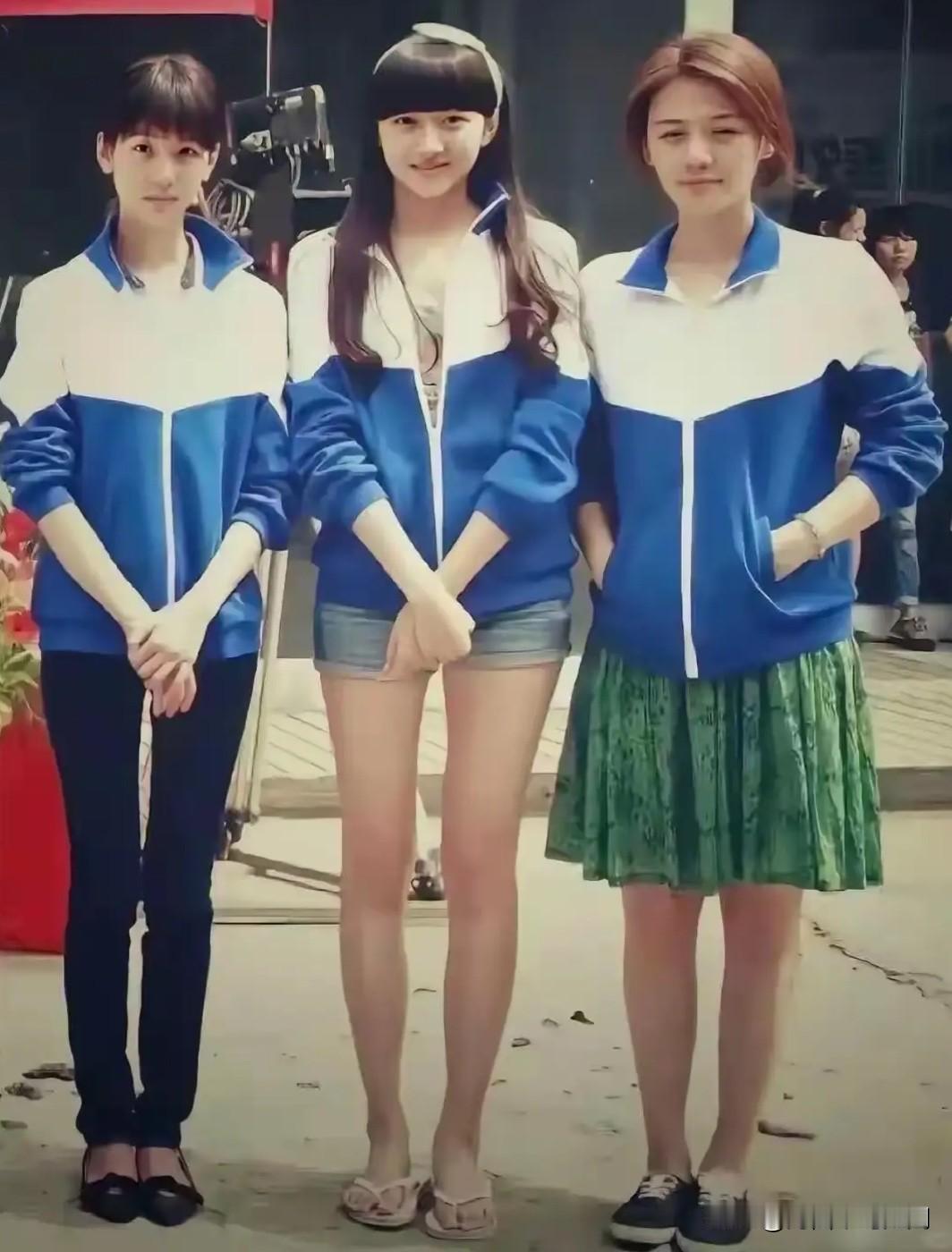 这是当年《左耳》开机时，陈都灵、关晓彤、马思纯三人统一穿着蓝白校服，青葱校园的一