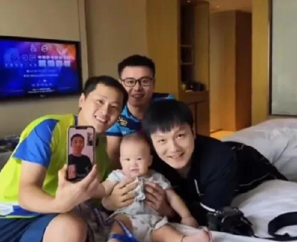 好可爱的一幕！原来郑培锋晒出了自己的儿子和樊振东同框的画面，视频中，樊振东抱着