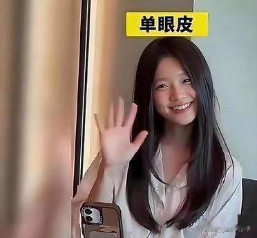 大S女儿直播片段出圈，不少网友看完感慨，小姑娘笑起来瞬间有大S当年的影子。细看眉