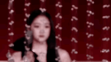 张凌赫和关晓彤不对劲儿！什么时候见过张凌赫对着一个女孩抿嘴害羞，又什么见过张凌赫