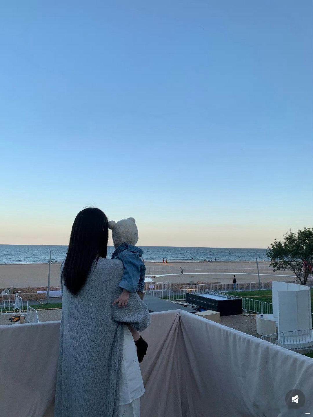 #何穗晒了好多儿子的照片#背景就超级可爱了！好白啊像妈妈！​