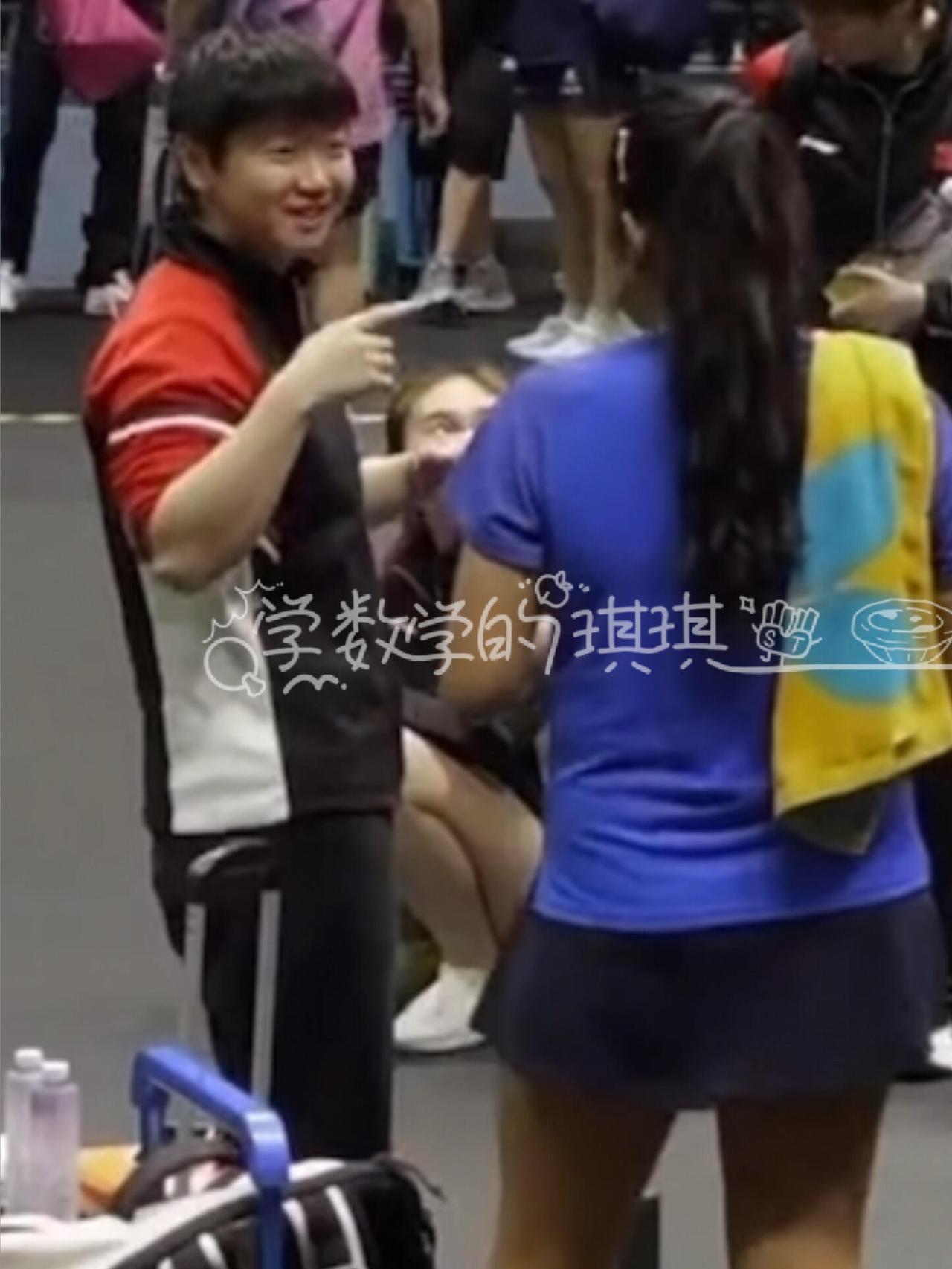 孙颖莎和她小姐妹的感情真好，这就是国乒培养的人才，打球之间可以交流，正常的氛围，