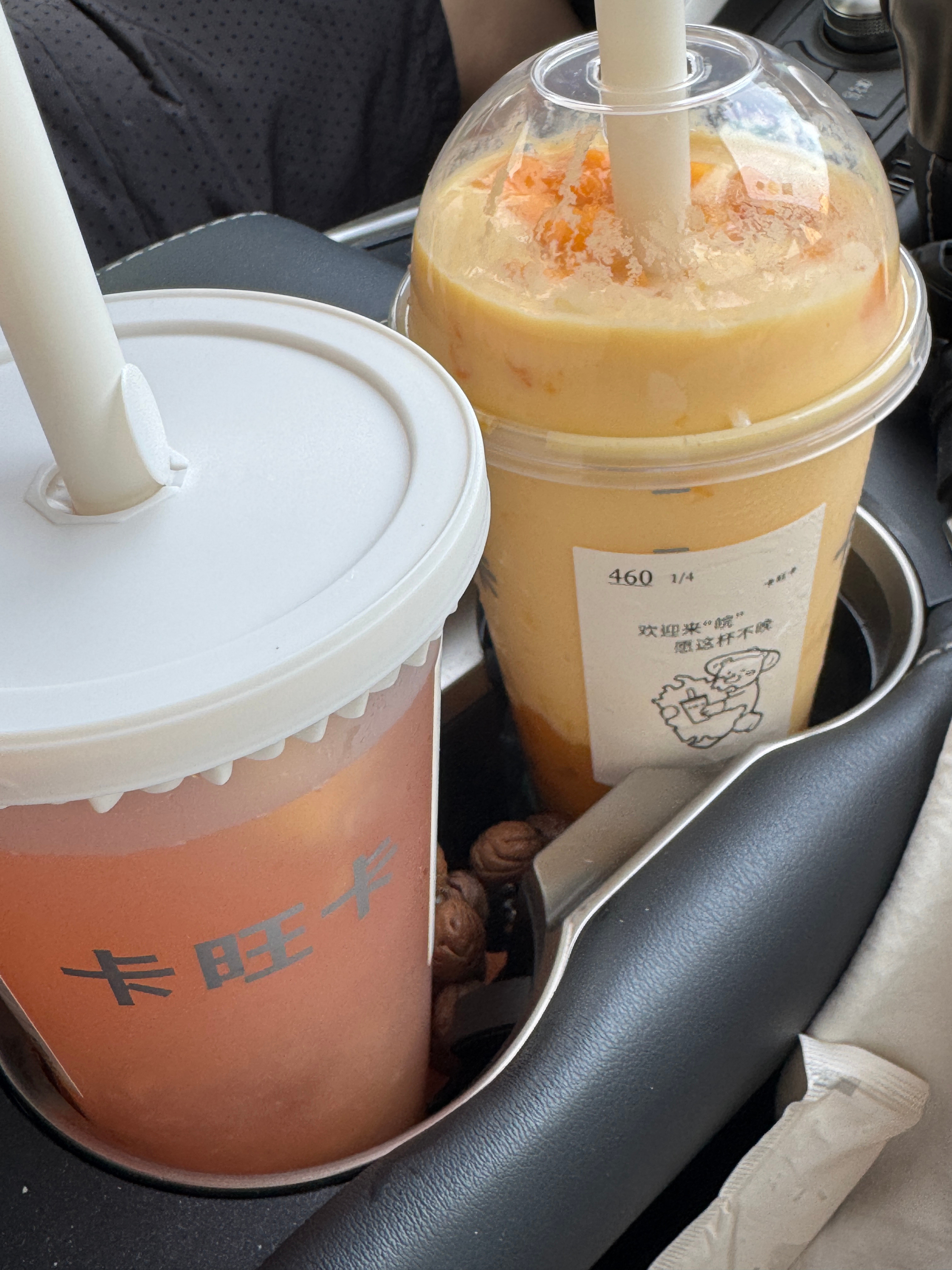 第一次见到奶茶有这样溢到杯盖的这料也是真的多除了卡旺卡还能有谁这么宠我太爽了宣