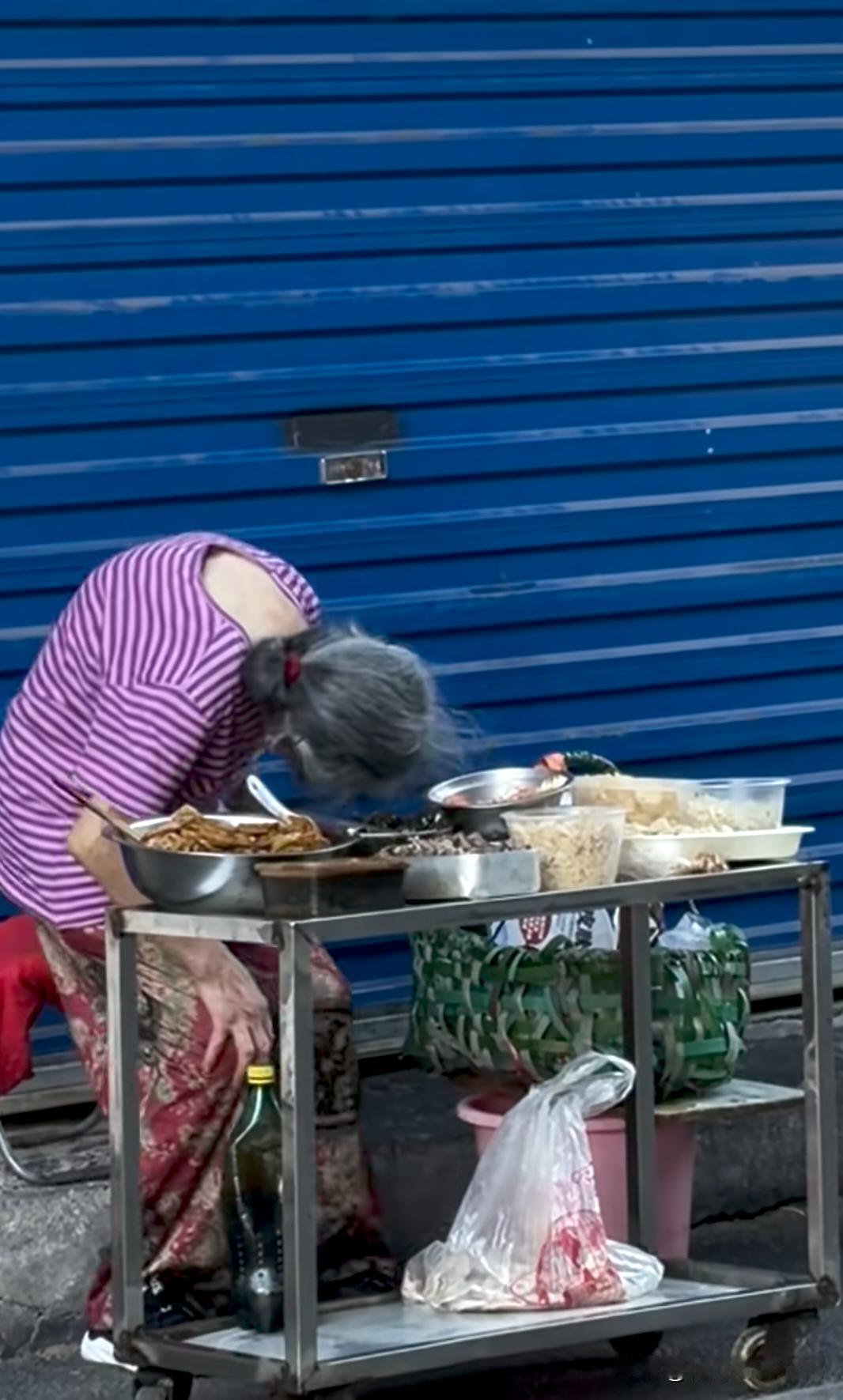 多一点善意，少一点苛责。大家都知道，其实这岁数的老人做的东西都不会太干
