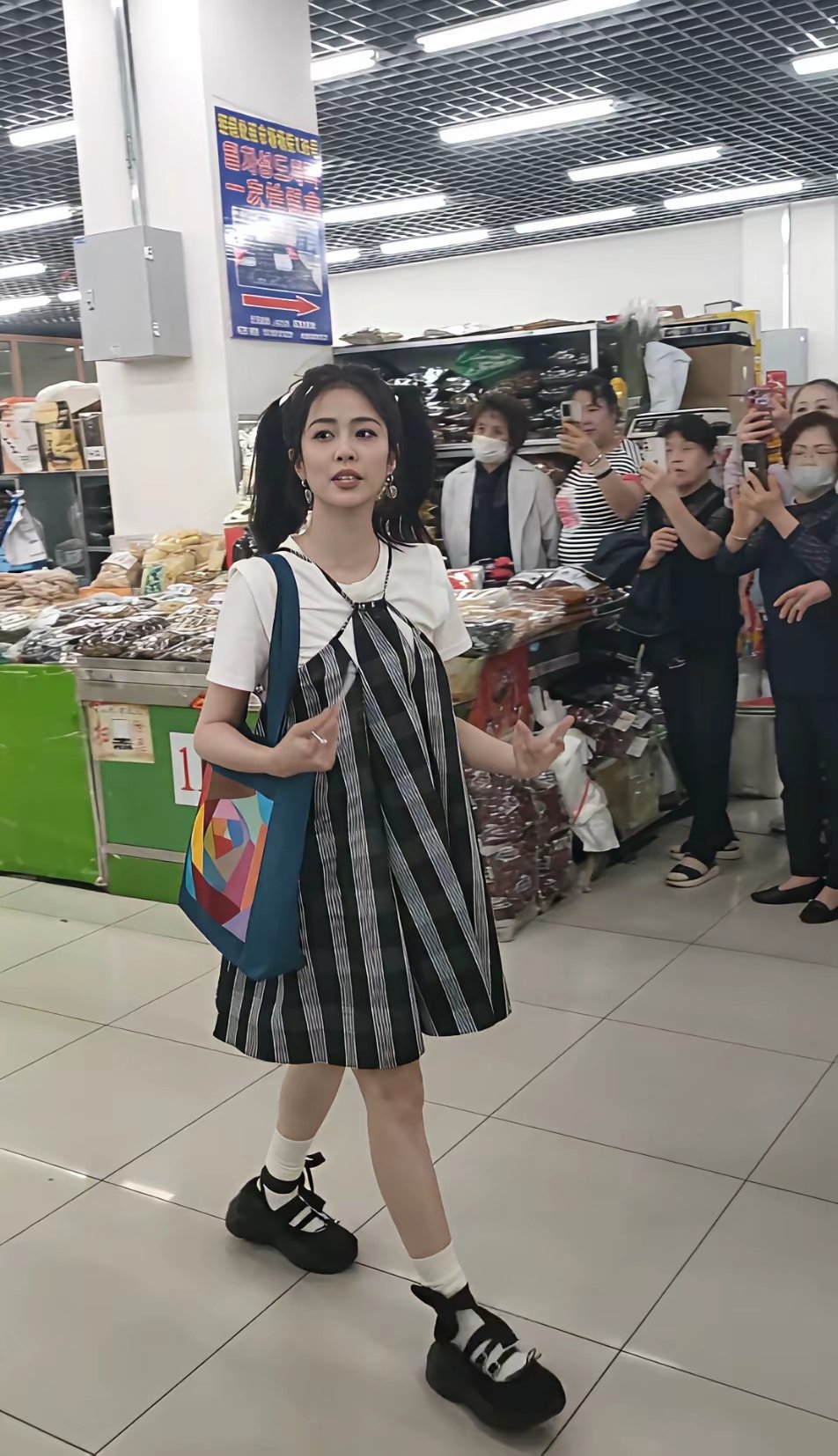 这镜头直接把白鹿拍成1.50，她身上这条裙子一定避雷，这种款式太压身高了吧，还看