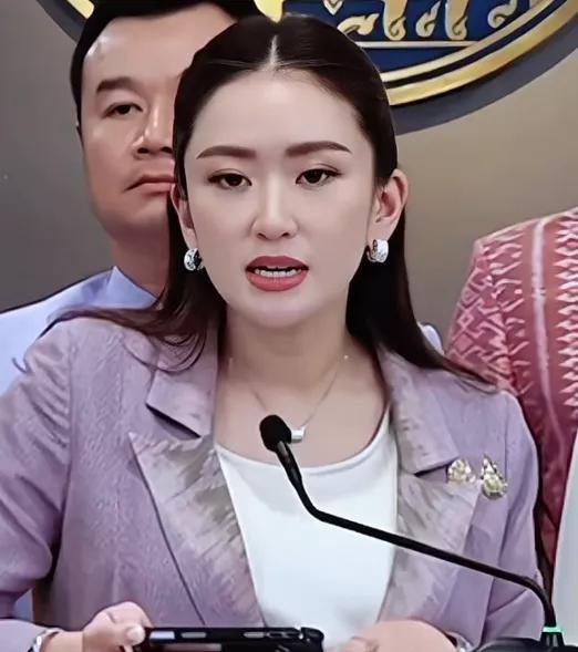 这下应该是尘埃落定了！看来佩通坦是不会下台的。因为佩通坦在事发后马上做了三个