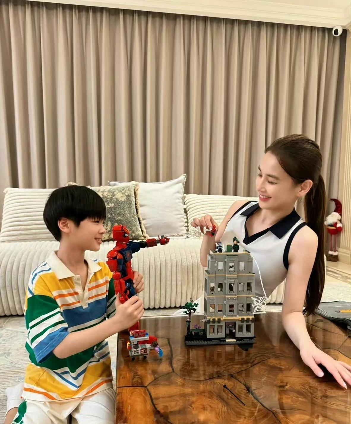 黄圣依离婚后带小儿子安麟公开露面✨朋友聚会松弛日常，没有刻意摆拍9岁的安麟长相酷